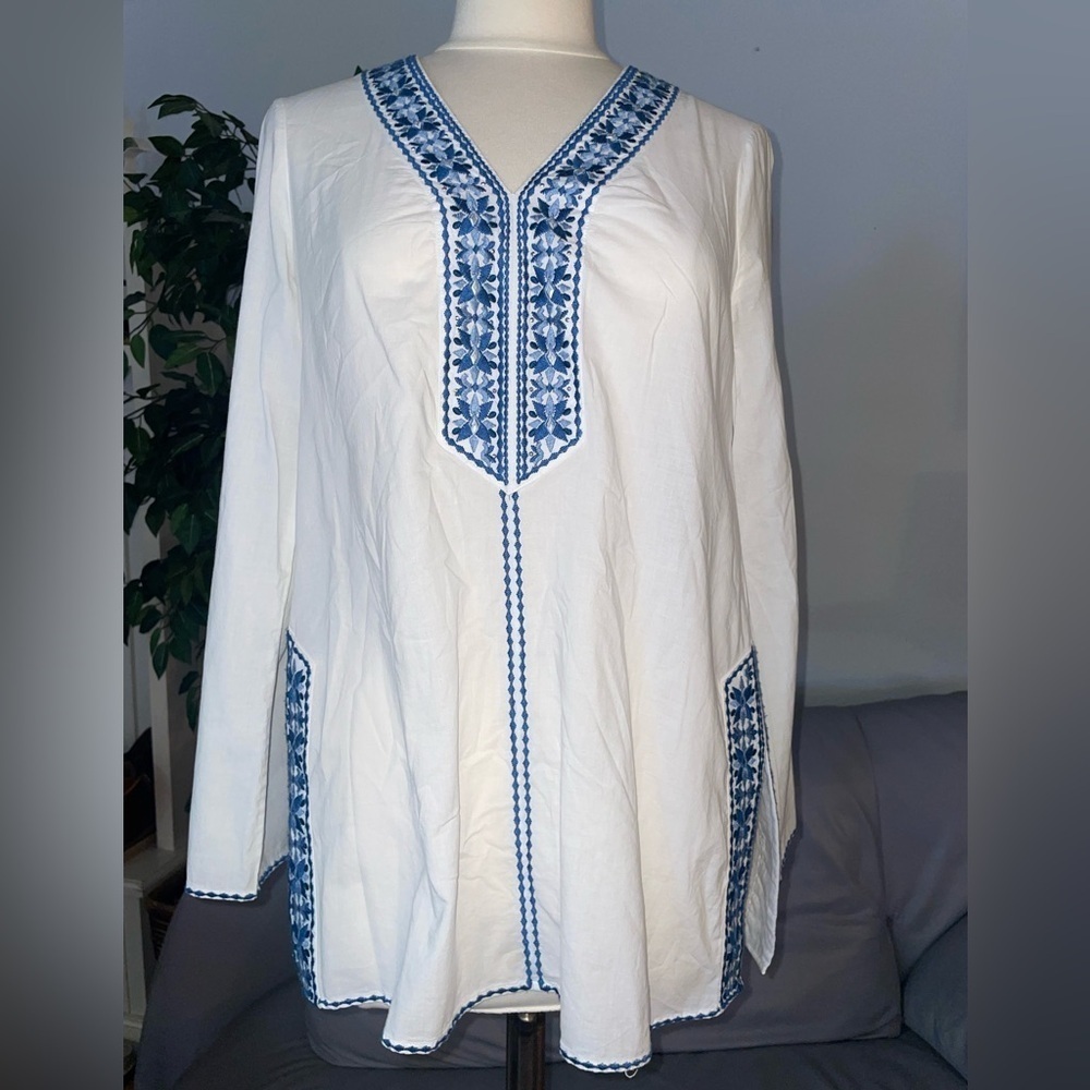 White House Black Market Tunic with embroidery and silver gems size 0